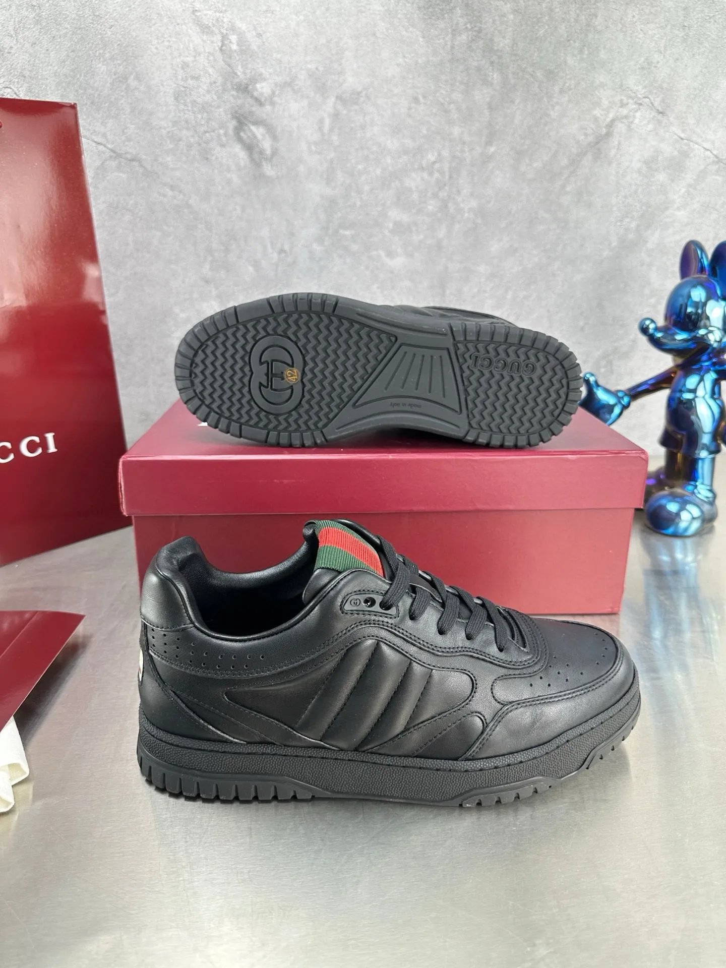 Factory price: 640💰The top version of Gucci Gucci's latest hot-selling couple's sneaker series is shipped. The original version is purchased, developed and manufactured. This high-low top sneaker adopts a basketball-style silhouette design, cleverly incorporating hollow panels and distressed effects, showing its unique ingenuity. The ingenuity incorporates brand logo details such as interlocking Double G styling accessories and Gucci lettering, a low-key tribute to the brand's design heritage. Exquisite packaging at the delivery counter 🛍📦 ▪️ Fabric: Original customized imported first-layer cowhide ▪️ Inner lining: Imported first-layer cowhide ▪️ Sole: Original molded TPU sole ▪️ Sole thickness: 3cm ▪️ Size: Women's 35-41 Men's 38-45 (Female 41, Men 38 45 customized) ▪️ p